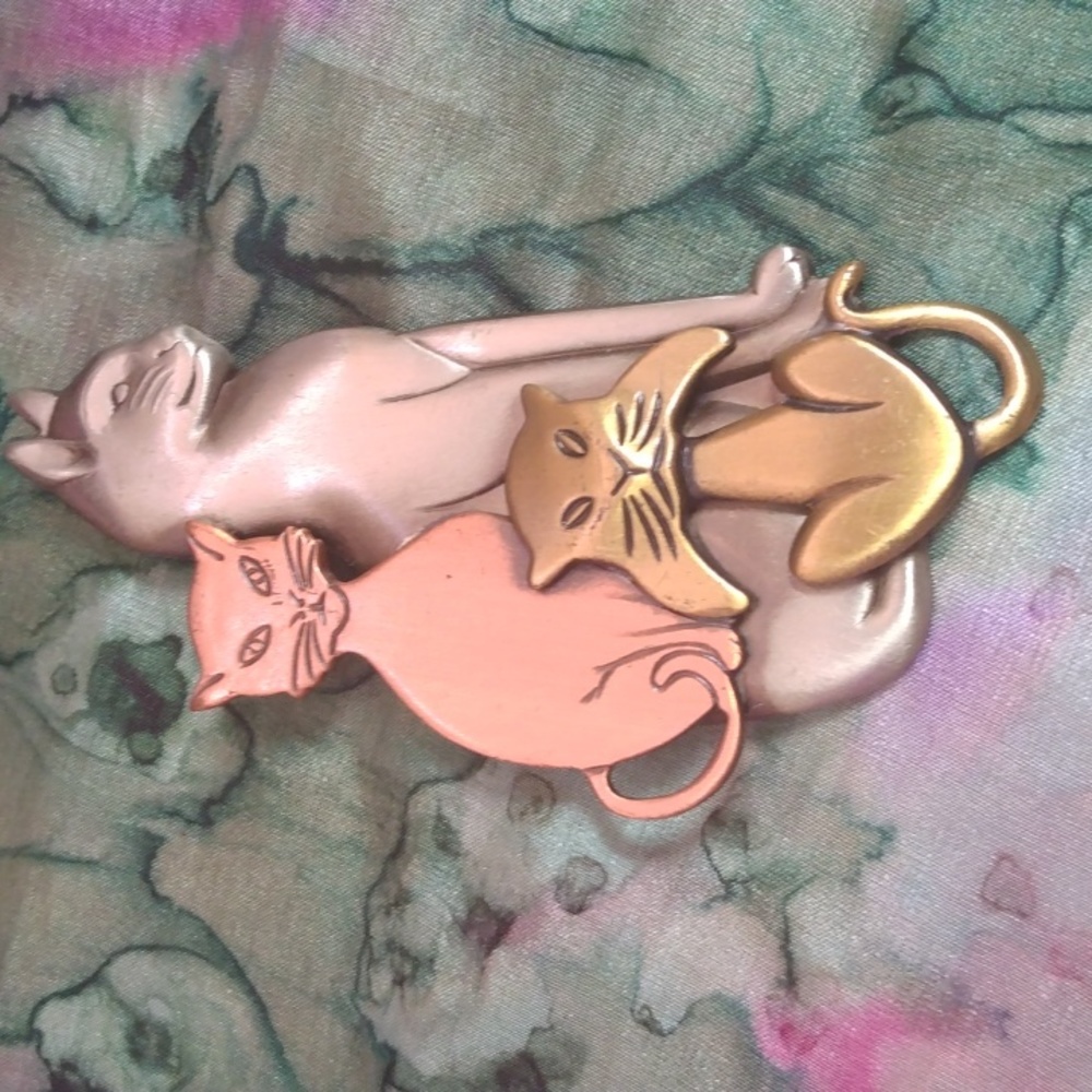 Cat pin, 3 cats